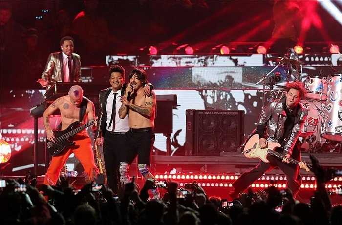 8 Most Thrilling Super Bowl Half-Time Shows Ever